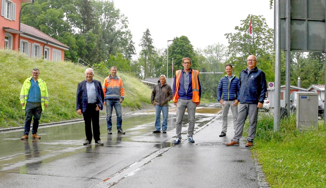 Unscheinbar, aber effektiv ist der kleine Kasten rechts am Bildrand. Er gehört zur automatischen Verkehrszählstelle an der neu gestalteten Eingangspforte von Diepoldsau am Schmitter Zoll. Die Eröffnung begehen (von links) Aldo Frei (Projekt- und Bauleiter, Egeter & Tinner AG), Gemeindepräsident Roland Wälter, Guido Seiz (Unterhaltsdienste), Pius Meyer (Melag GmbH). Christoph Hutter (Technische Betriebe), Markus Keller (Verkehrstechnik Kanton St. Gallen) und Bruno Spirig (Präsident Ortsgemeinde Schmitter).