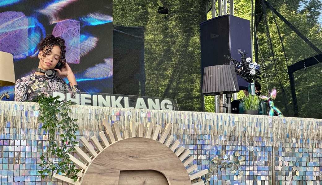 Am Rheinklang Festival: Tief wummernder Bass und glitzerndes Make-up