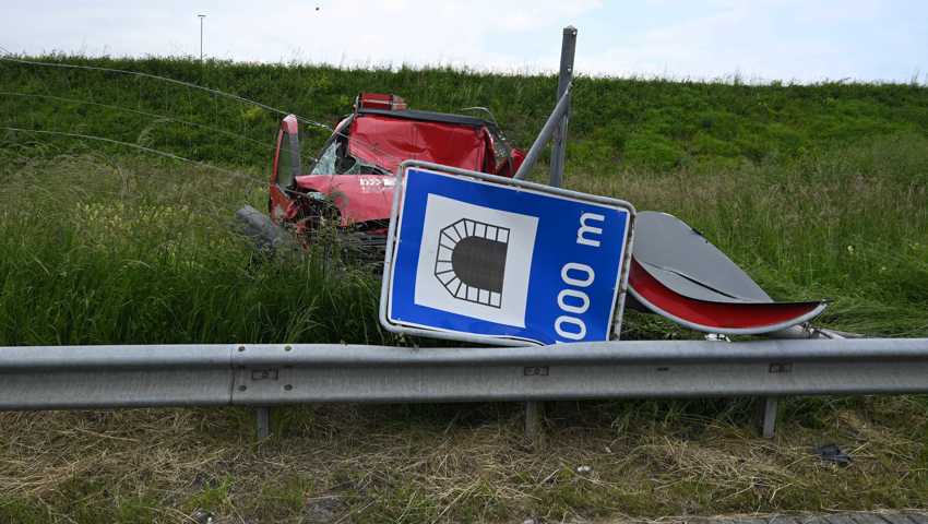 Das total demolierte Auto kam auf der Böschung hinter der Leitplanke zu liegen. Das total demolierte Auto kam auf der Böschung hinter der Leitplanke zu liegen.