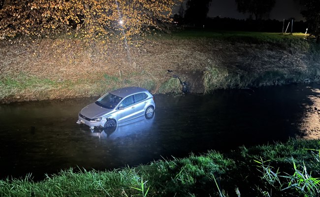 Senior kam mit seinem Auto von der Strasse ab und landete in der Rietaach