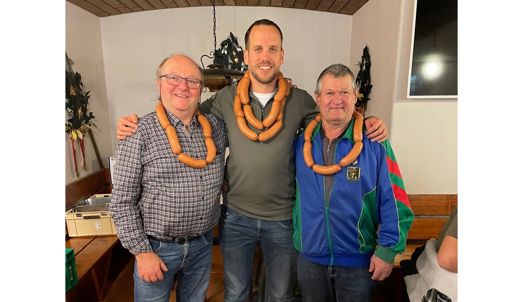 Die Gewinner des Cervelatstichs (von links): Walter Kast, Gewinner Jann Schraner, Hansruedi Althaus