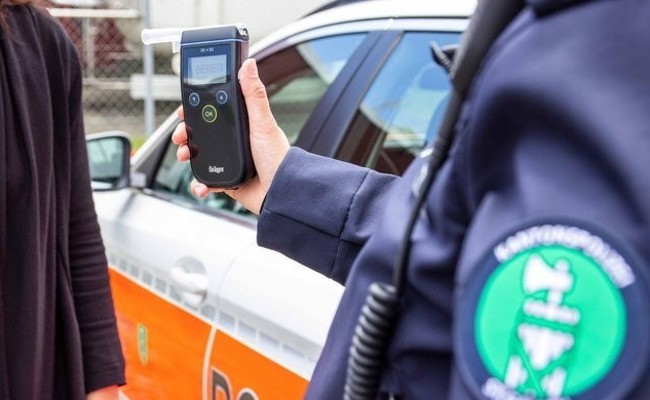 Fahrunfähig und alkoholisiert unterwegs: Zwei Personen wird der Führerausweis abgenommen