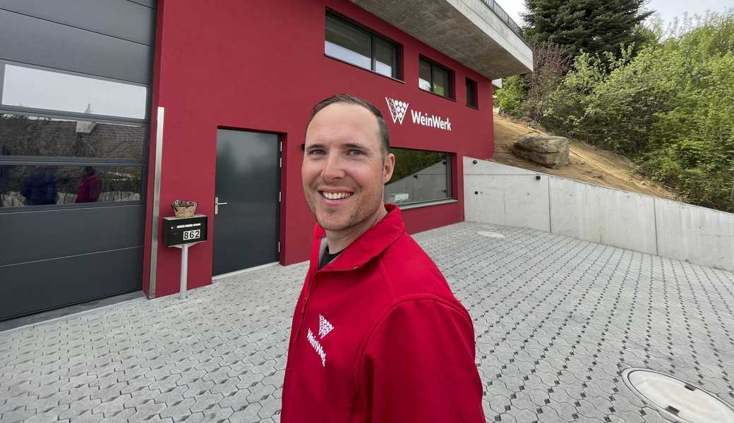 Jens Junkert vor seinem neuen Betriebsgebäude in Wienacht. Hier wird er mit seiner künftigen Frau und dem erwarteten Nachwuchs zu Hause sein. 