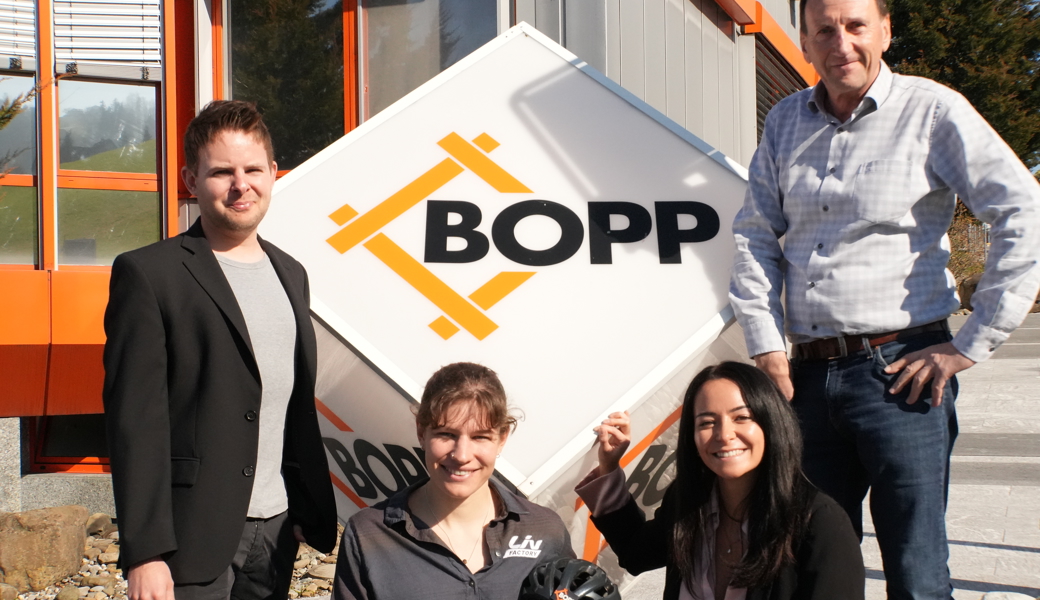 Die G. BOPP + Co. AG mit Patrick Vögeli, Victoria Gräfensteiner und Willi Langenegger freuen sich über die sportlichen Erfolge von Mountainbikerin Ronja Blöchlinger (mit Helm).