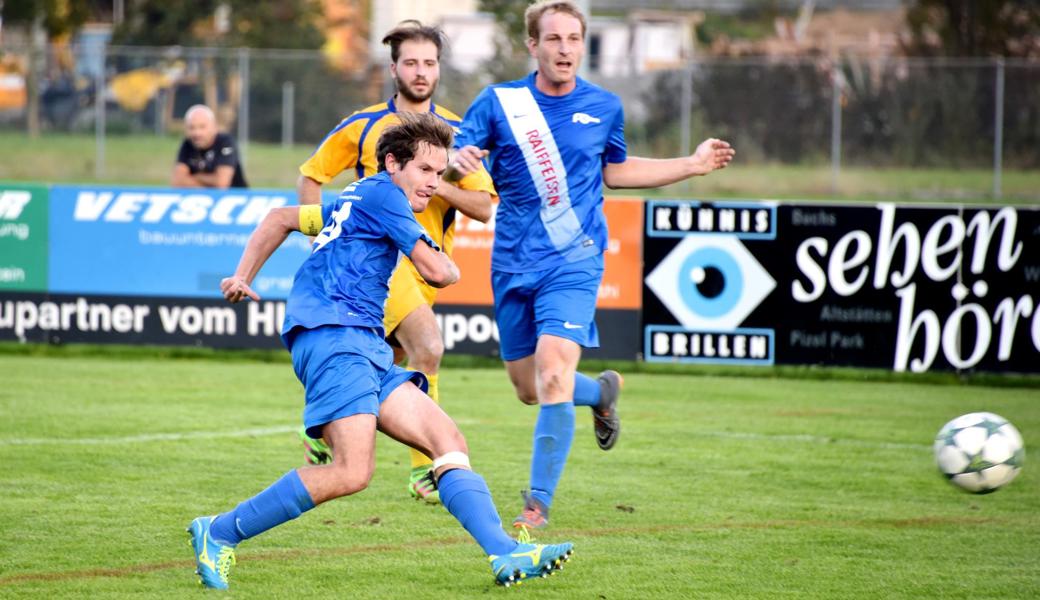 Späte Erlösung für den FC Rüthi: Mit diesem Schuss traf Alexander Sala in der 80. Minute zum 2:1.