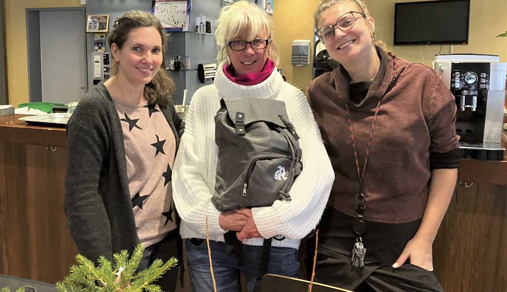 Katrin Schelling, Nicole Riedener und Anna-Lena Hinz ermöglichten den «Contact»- Besucherinnen und Besuchern in der Weihnachtszeit einen Lichtblick im Alltag. Katrin Schelling, Nicole Riedener und Anna-Lena Hinz ermöglichten den «Contact»- Besucherinnen und Besuchern in der Weihnachtszeit einen Lichtblick im Alltag.
