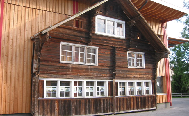 Eine mehr als 400-jährige Hausfassade wurde von Wolfhalden nach Gais gezügelt