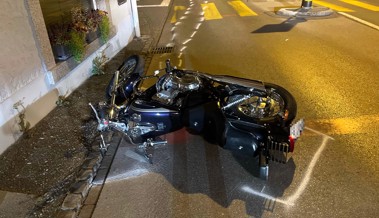 Motorradfahrerin kann Kollision verhindern, stürzt jedoch und muss ins Spital