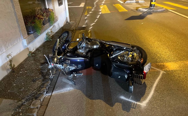 Motorradfahrerin kann Kollision verhindern, stürzt jedoch und muss ins Spital