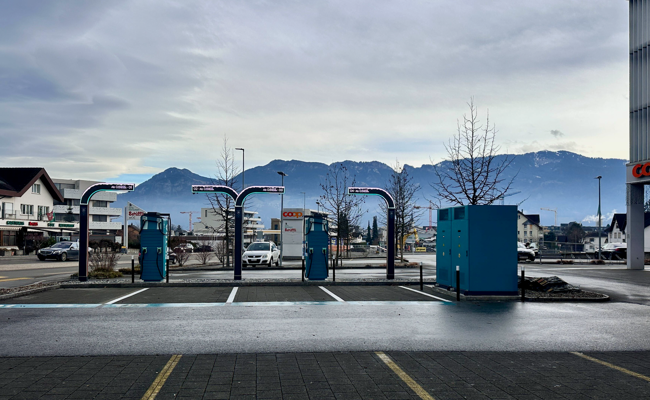 Elektromobilität: Neue Schnellladestation direkt an der Rheinbrücke