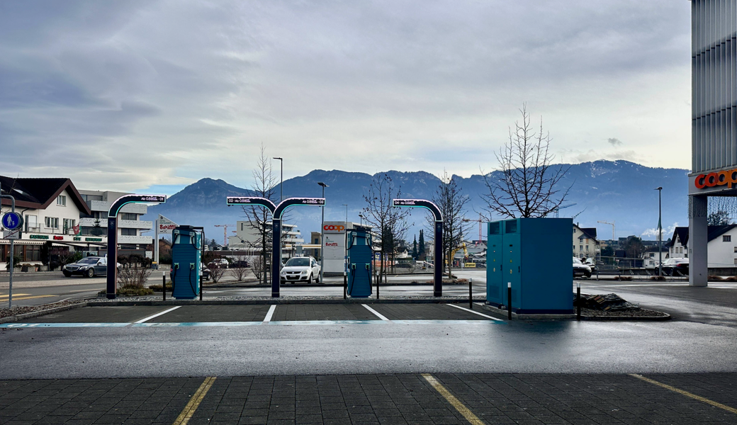 Elektromobilität: Neue Schnellladestation direkt an der Rheinbrücke