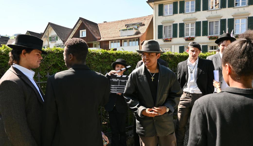 Die Oberstufenschüler des Heims Oberfeld während der Dreharbeiten. Gefilmt wurde in Marbach und Staad.