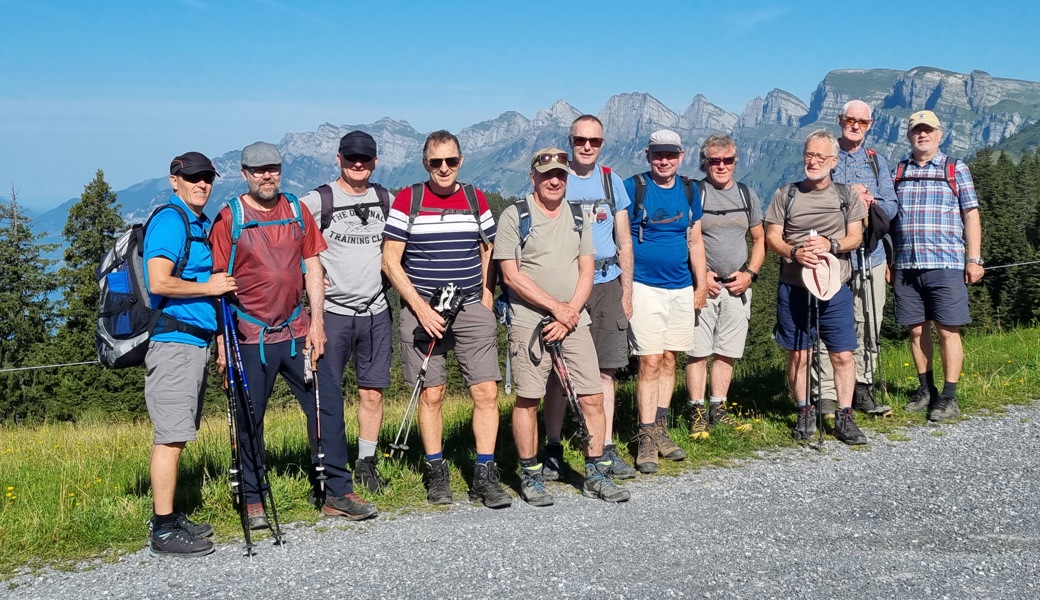 Die Männerriege des TV Rebstein vor der herrlichen Kulisse mit den Churfirsten