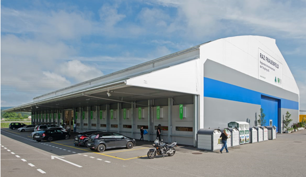 So wird die neue Halle aussehen. Seitlich wird ein gedeckter Platz mit breiten Parkbuchten für den Einwurf von Glas, Büchsen, Pet-Flaschen u.s.w. bestehen.