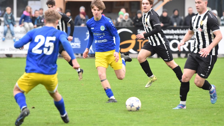 Tamas (Mitte) und Bence Szin (Nr. 25) spielen gemeinsam in Diepoldsau – und wurden gemeinsam Wintermeister. Tamas (Mitte) und Bence Szin (Nr. 25) spielen gemeinsam in Diepoldsau – und wurden gemeinsam Wintermeister.