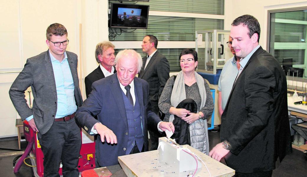 APM-Verwaltungsratspräsident Arthur Philipp führte einer der Gruppen durch sein Unternehmen. Hier hören ihm (von links) Mike Egger, Hansruedi Köppel, Thomas Eugster, Monika Eggenberger und Christian Willi interessiert zu.