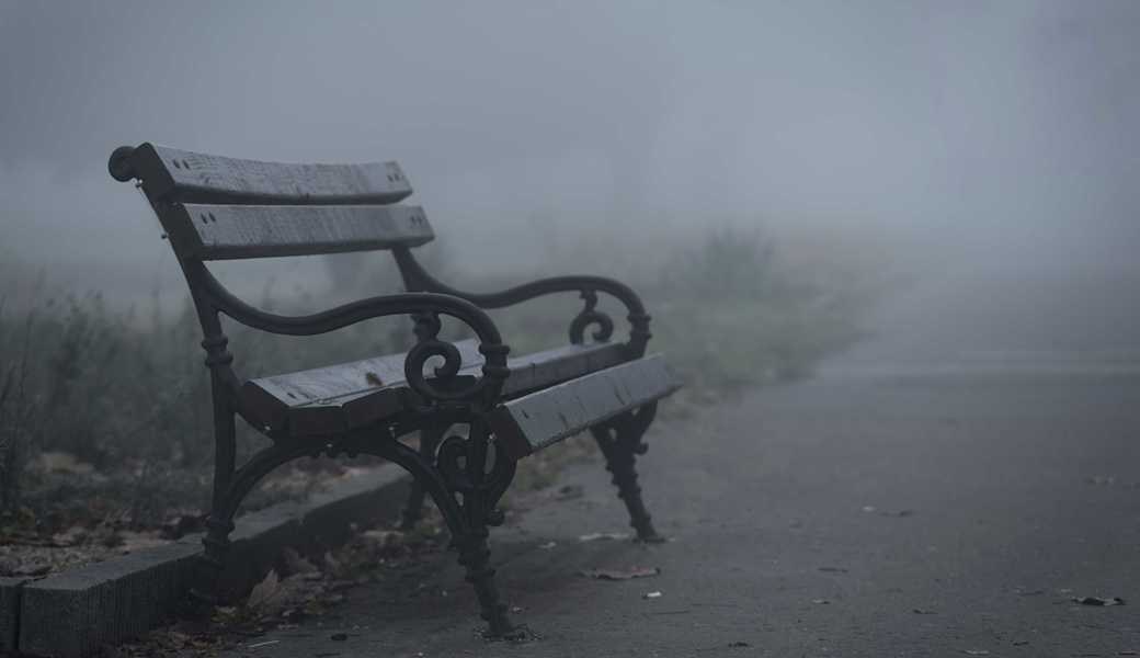 Der Autor liebt es, im Nebel auf einer Parkbank zu sitzen. 