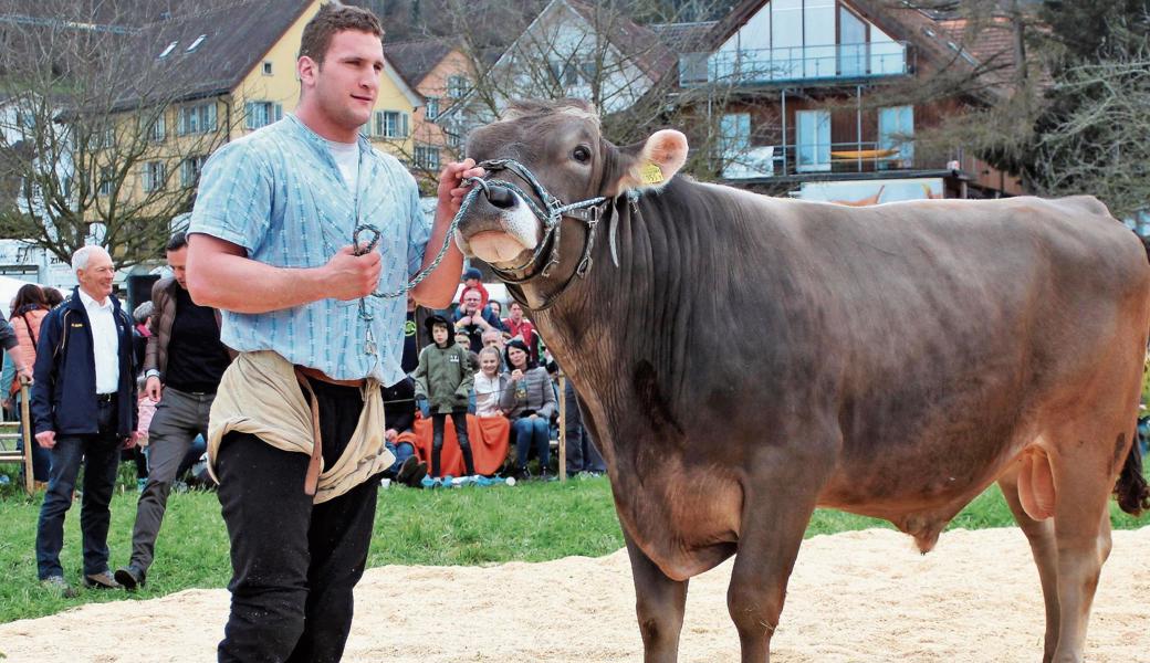 Sieger am Verbandsfest in Thal: der Bündner Armon Orlik mit Muni Kison.