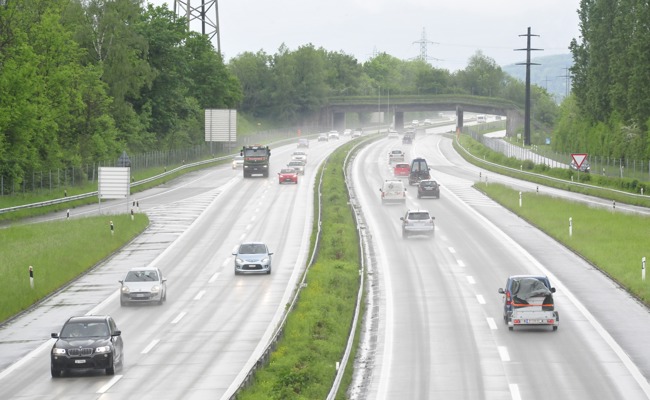 Belagsarbeiten auf der A13: Überholstreifen gesperrt