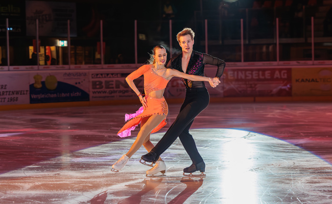 Volle Tribünen: In anderthalb Stunden von der Eiszeit ins Weltall