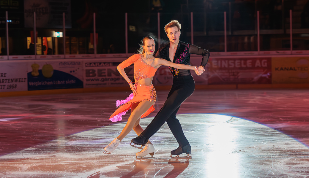 Volle Tribünen: In anderthalb Stunden von der Eiszeit ins Weltall