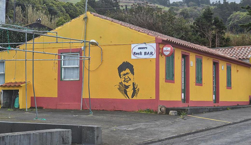 Mimmy’s Rock-Bar, die Bar von Claire Dellenbach im Nachbarweiler Ribeira Funda, zu Fuss in nur 20 Minuten von der Quinta aus erreichbar.