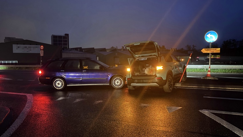 Unfall im Morgenverkehr: Ein Verletzter und Autos mit Totalschaden Unfall im Morgenverkehr: Ein Verletzter und Autos mit Totalschaden