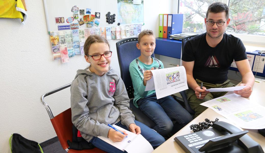 Sportredaktor Remo Zollinger verrät Mia Dobrijnkic und Tom Rüdisüli die Fussballschlagzeilen.