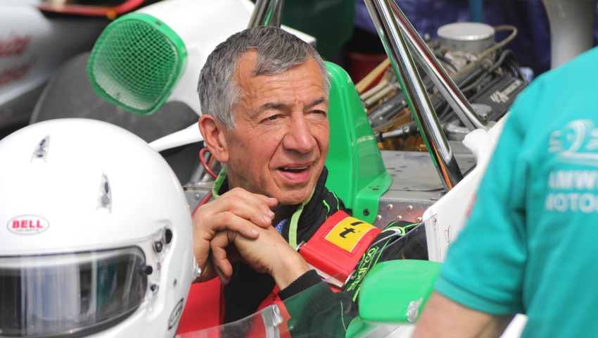 Der Walzenhauser Garagist Erwin Steingruber in seinem Formel-2-March-BMW.