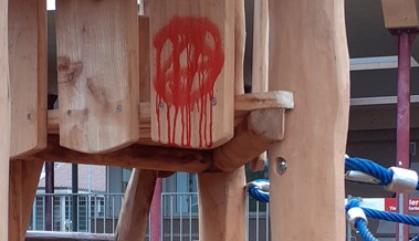 Kaum sind neue Spielgeräte auf dem Spielplatz Schachen, gibt es Ärger mit Schmierereien