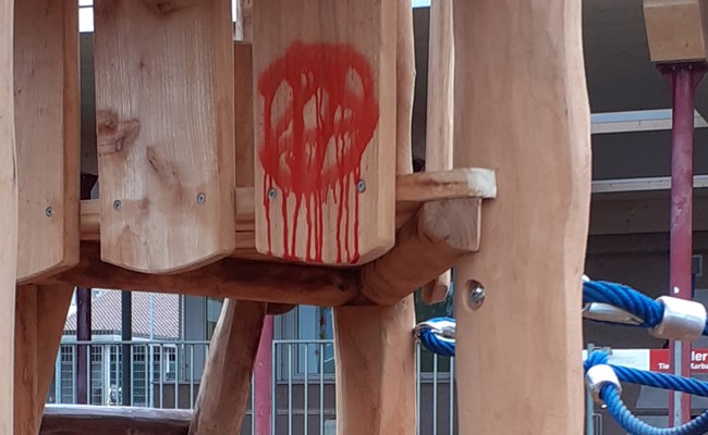 Kaum sind neue Spielgeräte auf dem Spielplatz Schachen, gibt es Ärger mit Schmierereien