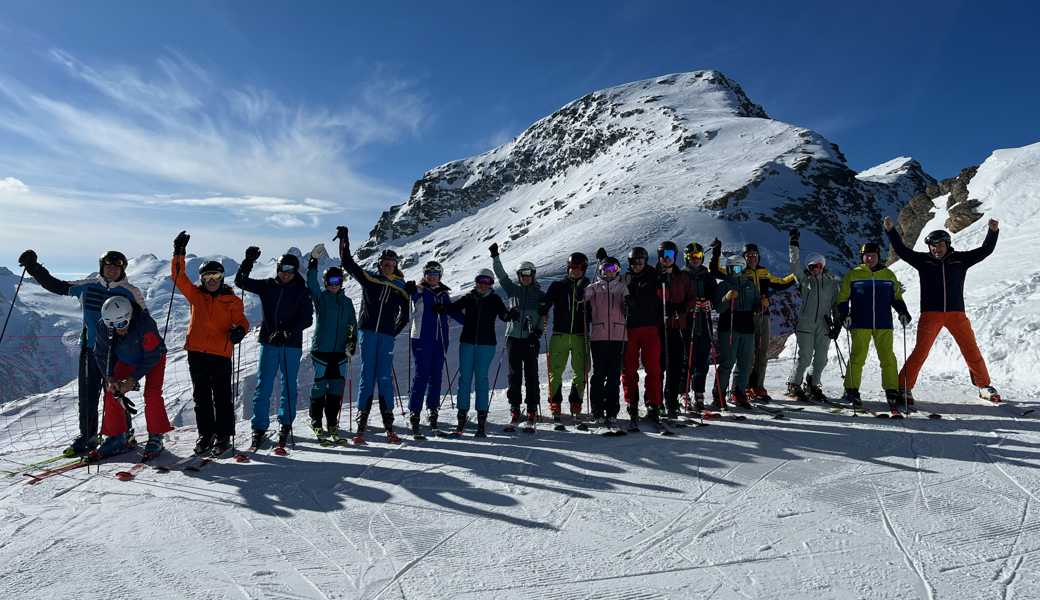 Das Frühligsskifahren erfreute sich grosser Beliebtheit: Über 20 Skiclübler:innen nahmen teil.