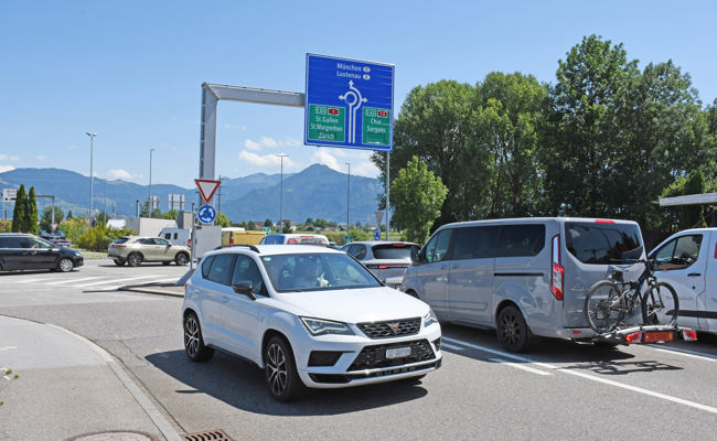 Am Auer Zoll-Kreisel sind viele Verkehrsteilnehmenden turbo-schnell genervt