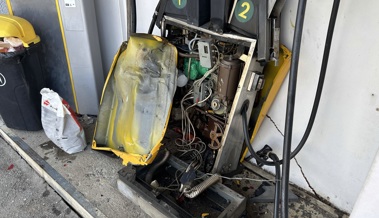 Autofahrer kollidiert beim Rückwärtsfahren mit einer Tanksäule