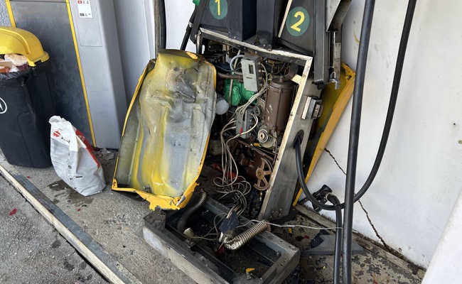 Autofahrer kollidiert beim Rückwärtsfahren mit einer Tanksäule