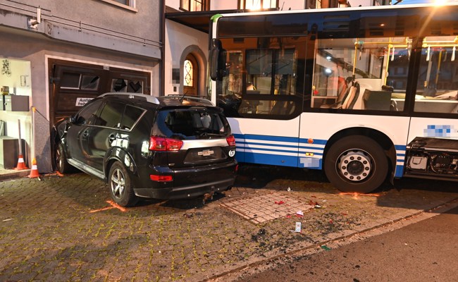 Linienbus kracht in zwei Autos und Gebäudewand in Altstätten