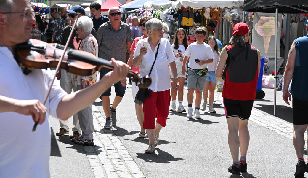 Das hübsch beflaggte Städtli empfing Besucherinnen und Besucher zum Jakobimarkt