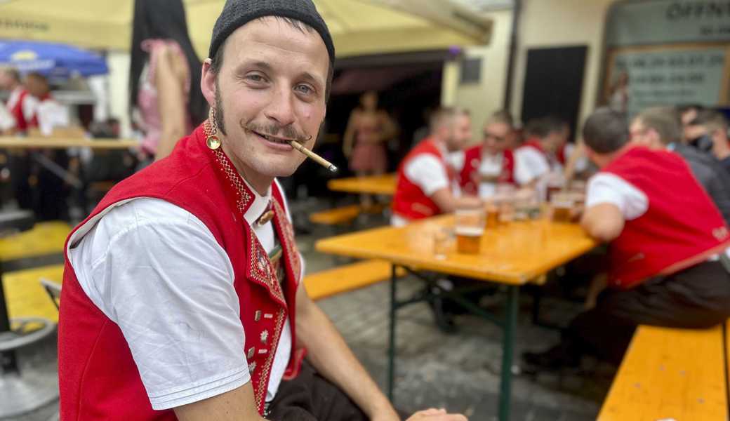 Der Schlafmangel begann sich am Sonntagmorgen spürbar zu machen: Simon Zellweger und seine Jodlerkollegen gingen während dem Fest nie ins Bett. 