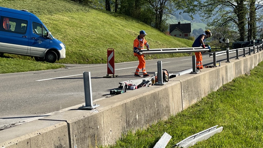 Zwei Kilometer unterhalb der Harmoniekurve wurde am Freitag eine Leitplanke ersetzt. Zwei Kilometer unterhalb der Harmoniekurve wurde am Freitag eine Leitplanke ersetzt.