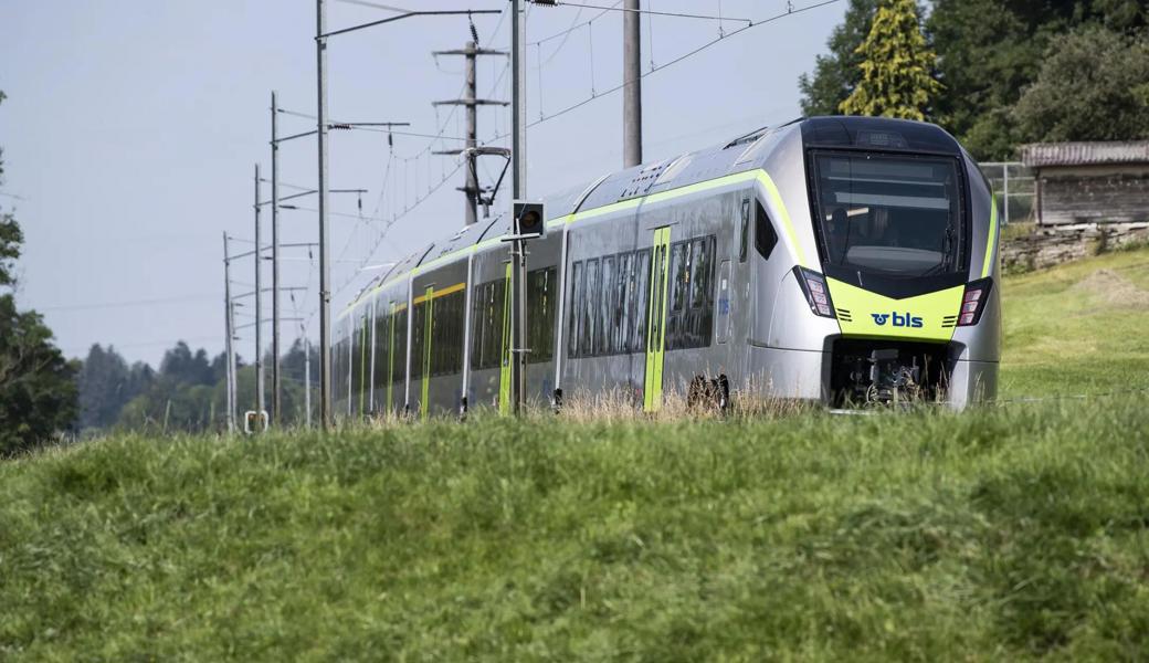 Die SBB und ihre Tochterunternehmen haben Flirt-Züge von Stadler bestellt. Im Bild ein Flirt-Zug im Einsatz der BLS.