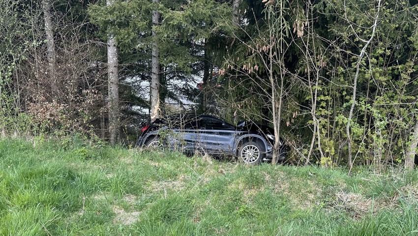 30-jähriger Autofahrer verliert die Kontrolle über sein Fahrzeug und schleudert bis zum Waldrand 30-jähriger Autofahrer verliert die Kontrolle über sein Fahrzeug und schleudert bis zum Waldrand