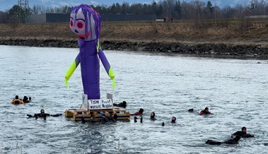 Neujahrsgrüsse mitten aus dem kalten Wasser des Rheins