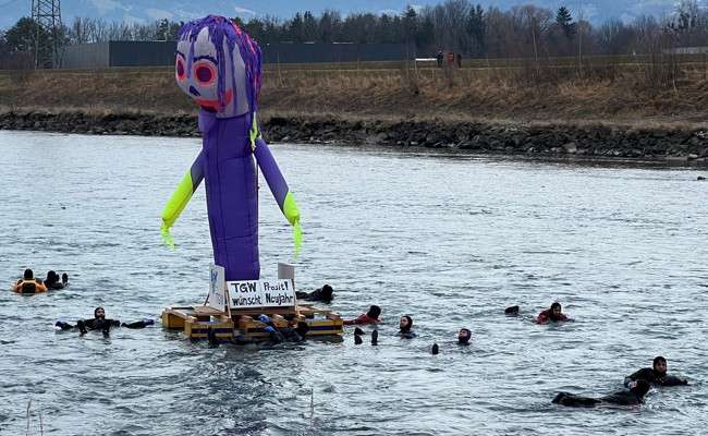 Neujahrsgrüsse mitten aus dem kalten Wasser des Rheins