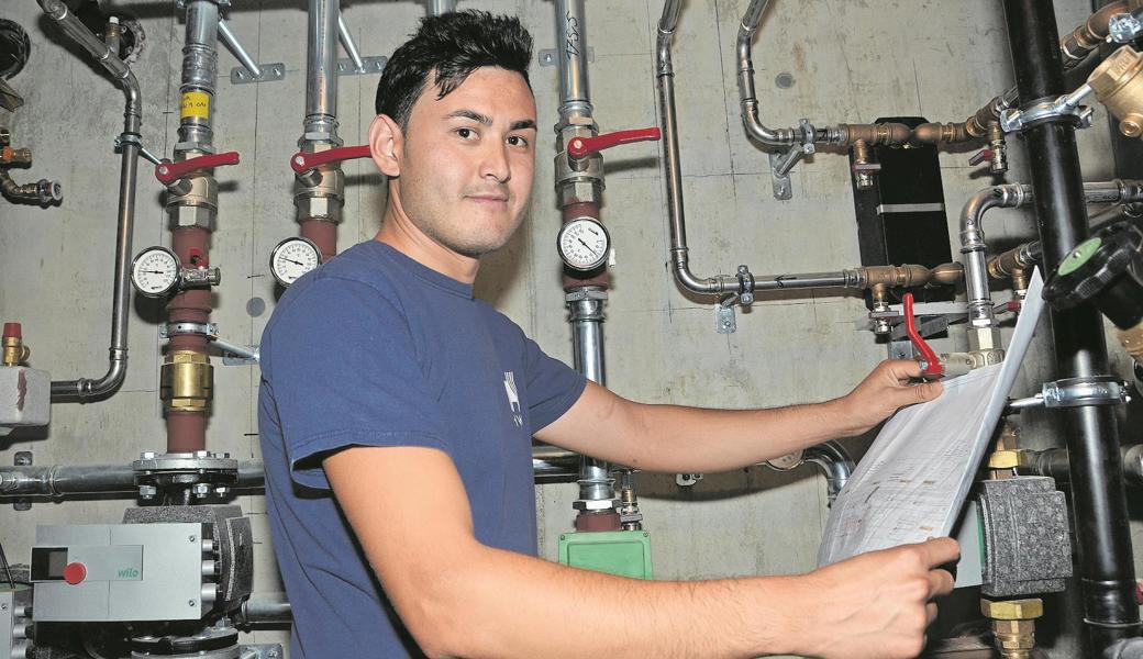 Einen Installationsplan lesen und handwerklich umsetzen ist Zia Mohammadi die liebste berufliche Tätigkeit. Einen Installationsplan lesen und handwerklich umsetzen ist Zia Mohammadi die liebste berufliche Tätigkeit.