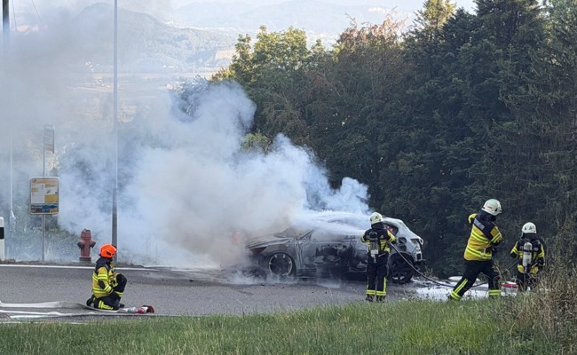 Auto brannte komplett aus – Fahrer konnte sich in Sicherheit bringen