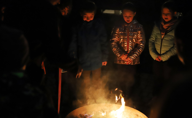 Erstkommunionskinder verbrannten ihre Sorgen im Feuer