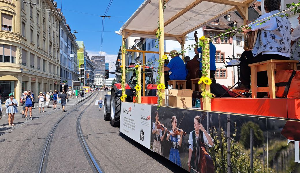 Das OK vom Eidgenössischen Volksmusikfest 2027 in Altstätten begeisterte mit ihrer sympathischen und musikalischen Teilnahme die Zuschauer am Festumzug in Basel.