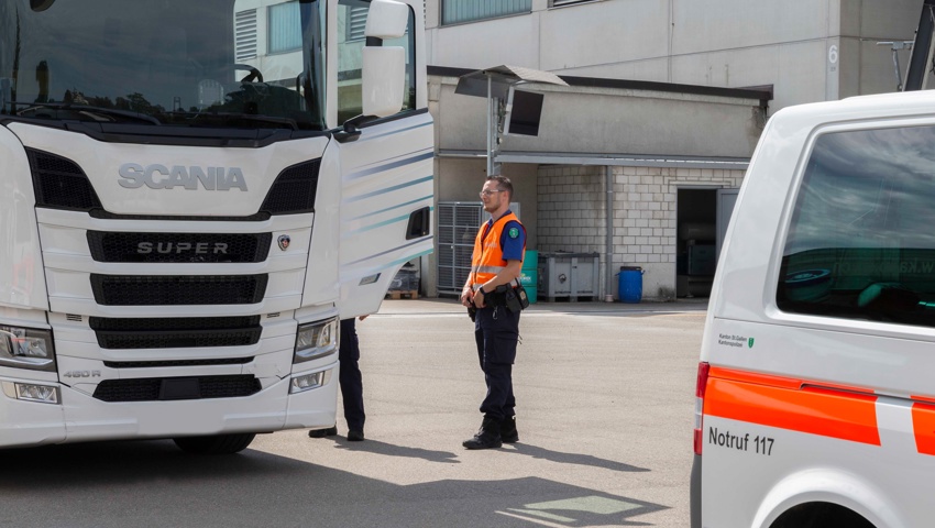Die Lastwagen wurden für die Kontrolle ab der Autobahn geholt. Die Lastwagen wurden für die Kontrolle ab der Autobahn geholt.