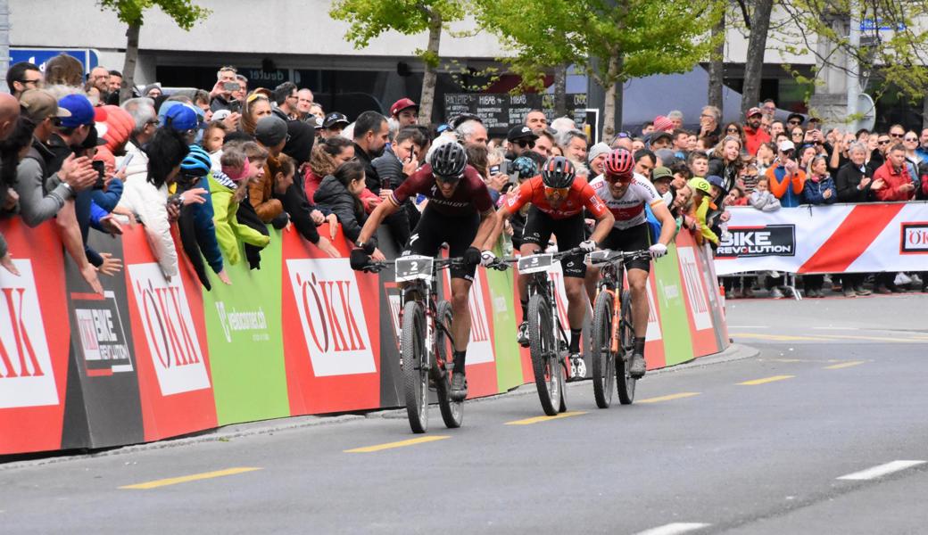 Thomas Litscher (hinten) war der beste Schweizer, im Sprint waren aber die Franzosen Jordan Sarrou (vorne) und Titouan Carod stärker.