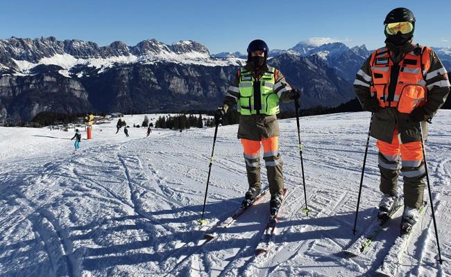 Die Ranger kontrollieren die Masken am Skilift
